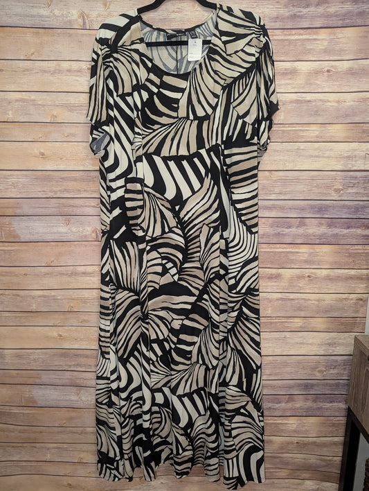 Black and White Leaf Print Maxi Dress Sz 2XL. #104