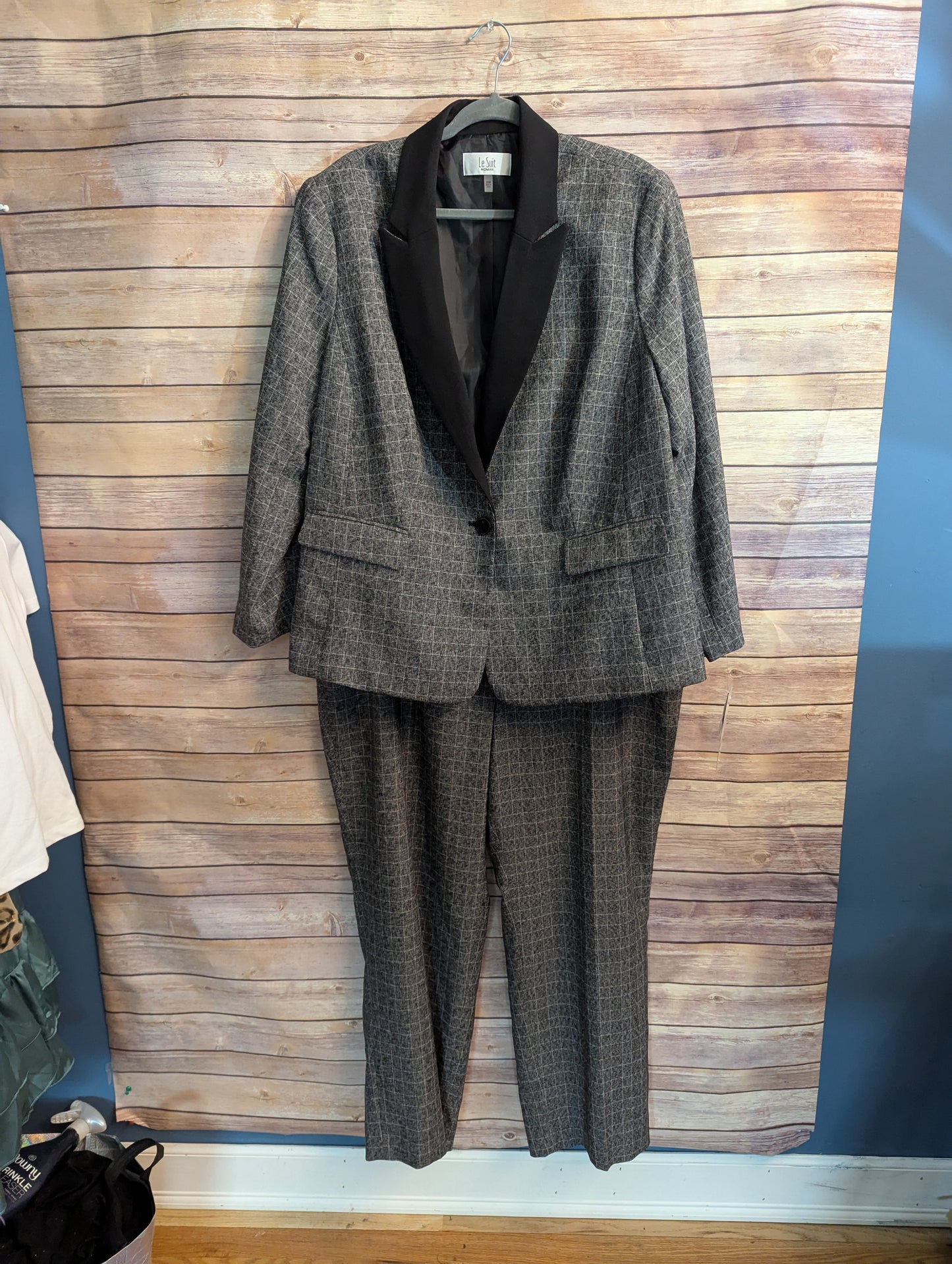 NWTs, 20W Gray Blazer and Pants Set. Le Suit Brand. #97