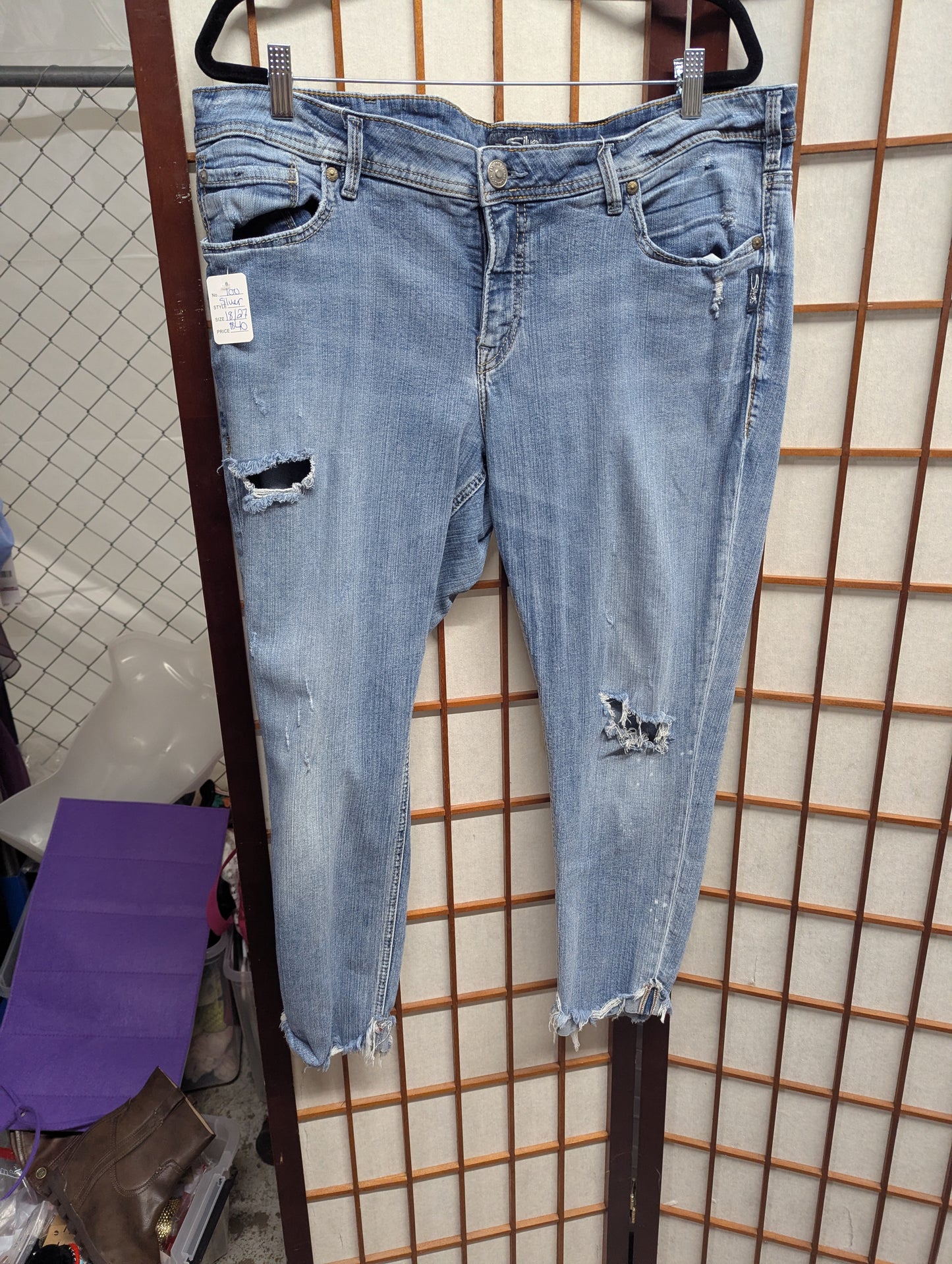 Silver Jeans Co Suki Mid Rise Capri Jeans Size 18/27 Distressed Stretch #A51