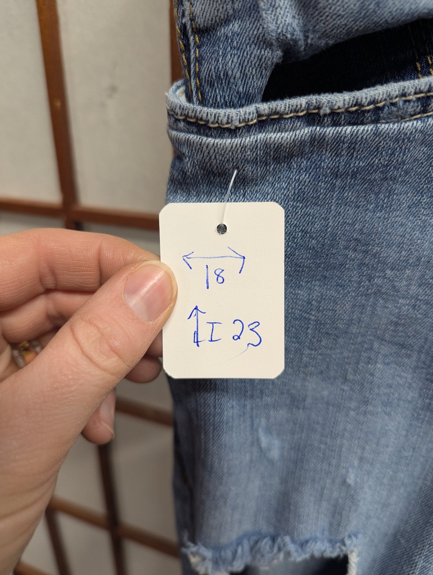 Silver Jeans Co Suki Mid Rise Capri Jeans Size 18/27 Distressed Stretch #A51