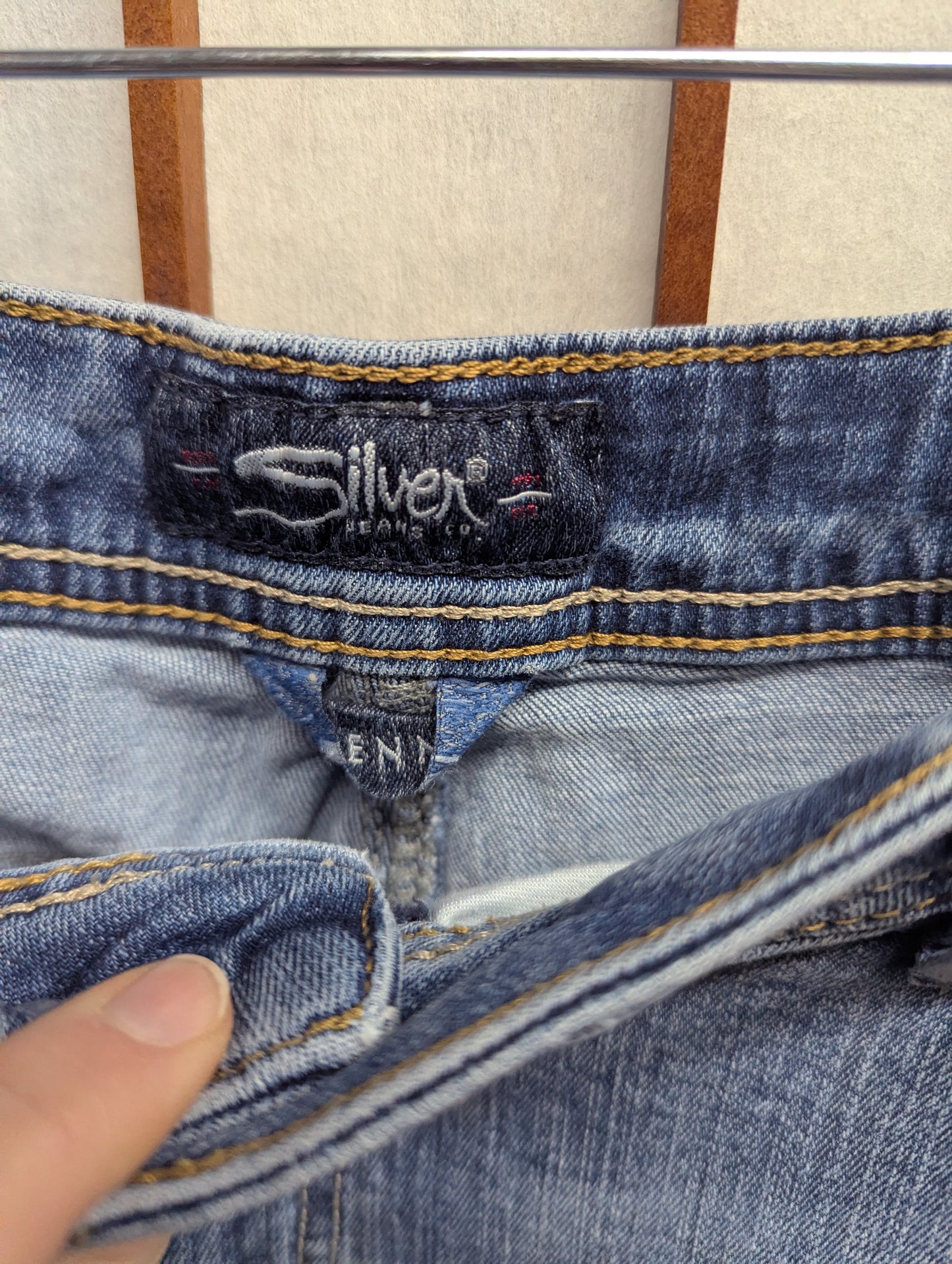 Silver Jeans Co Suki Mid Rise Capri Jeans Size 18/27 Distressed Stretch #A51