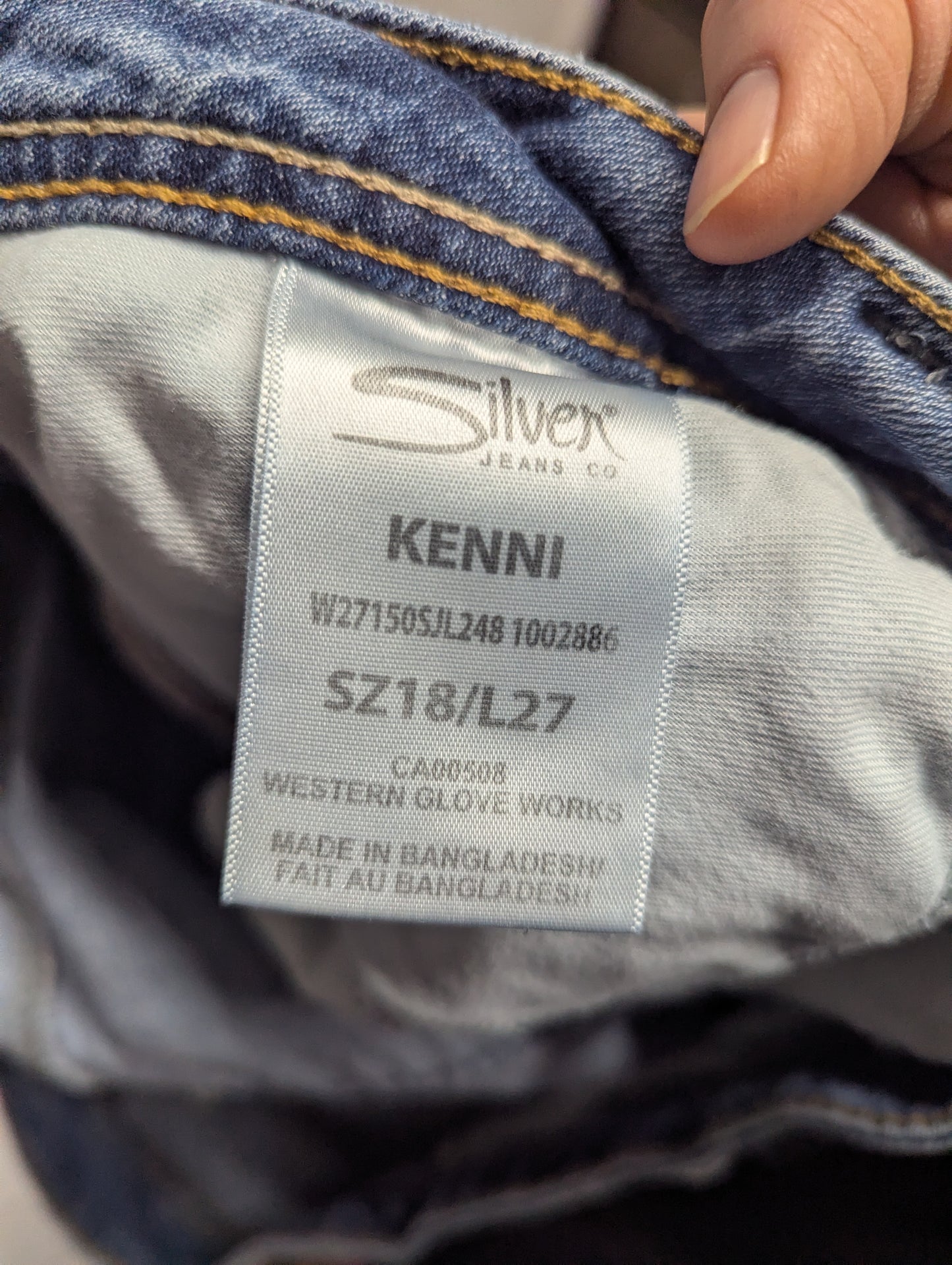 Silver Jeans Co Suki Mid Rise Capri Jeans Size 18/27 Distressed Stretch #A51