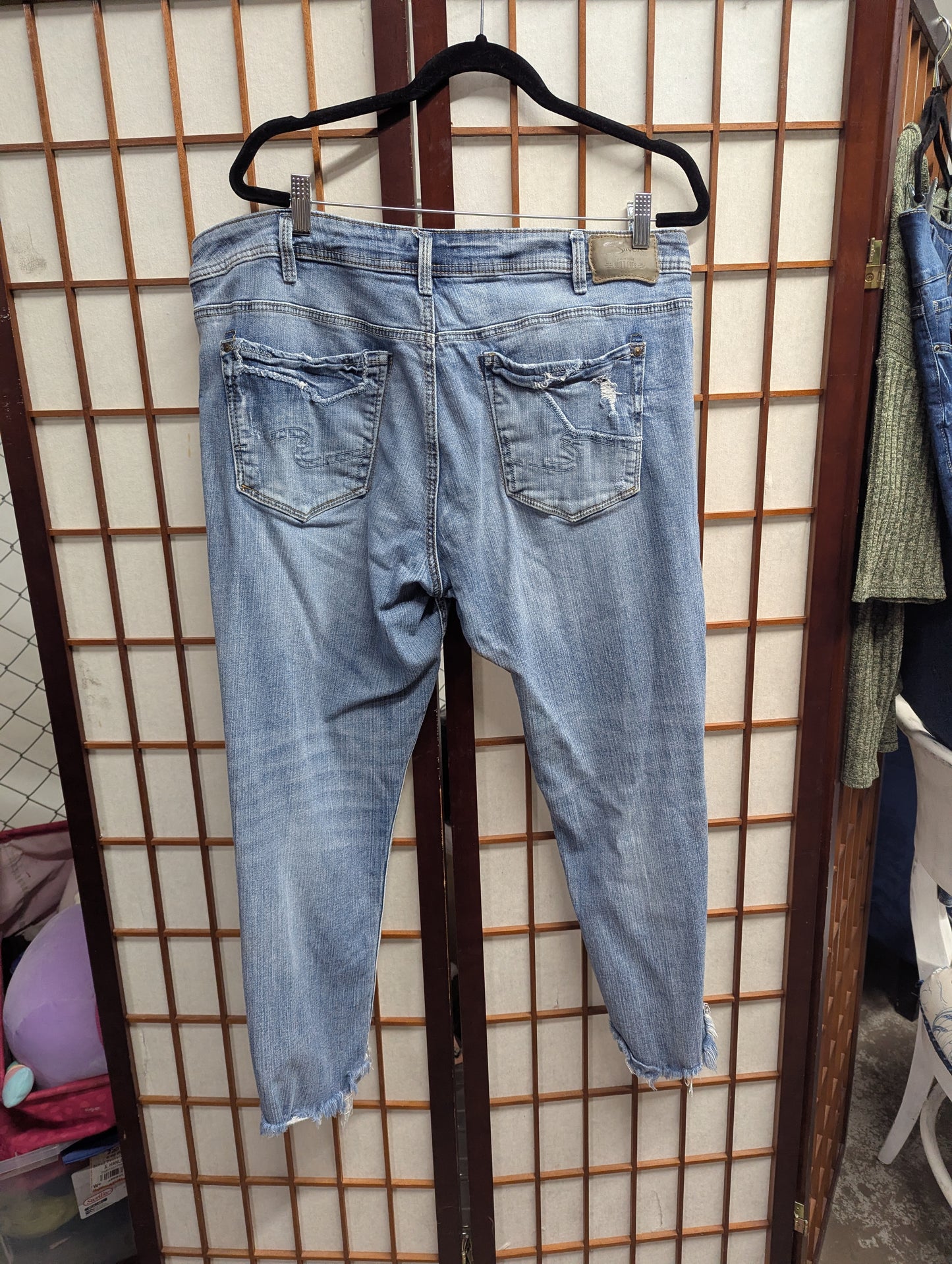 Silver Jeans Co Suki Mid Rise Capri Jeans Size 18/27 Distressed Stretch #A51