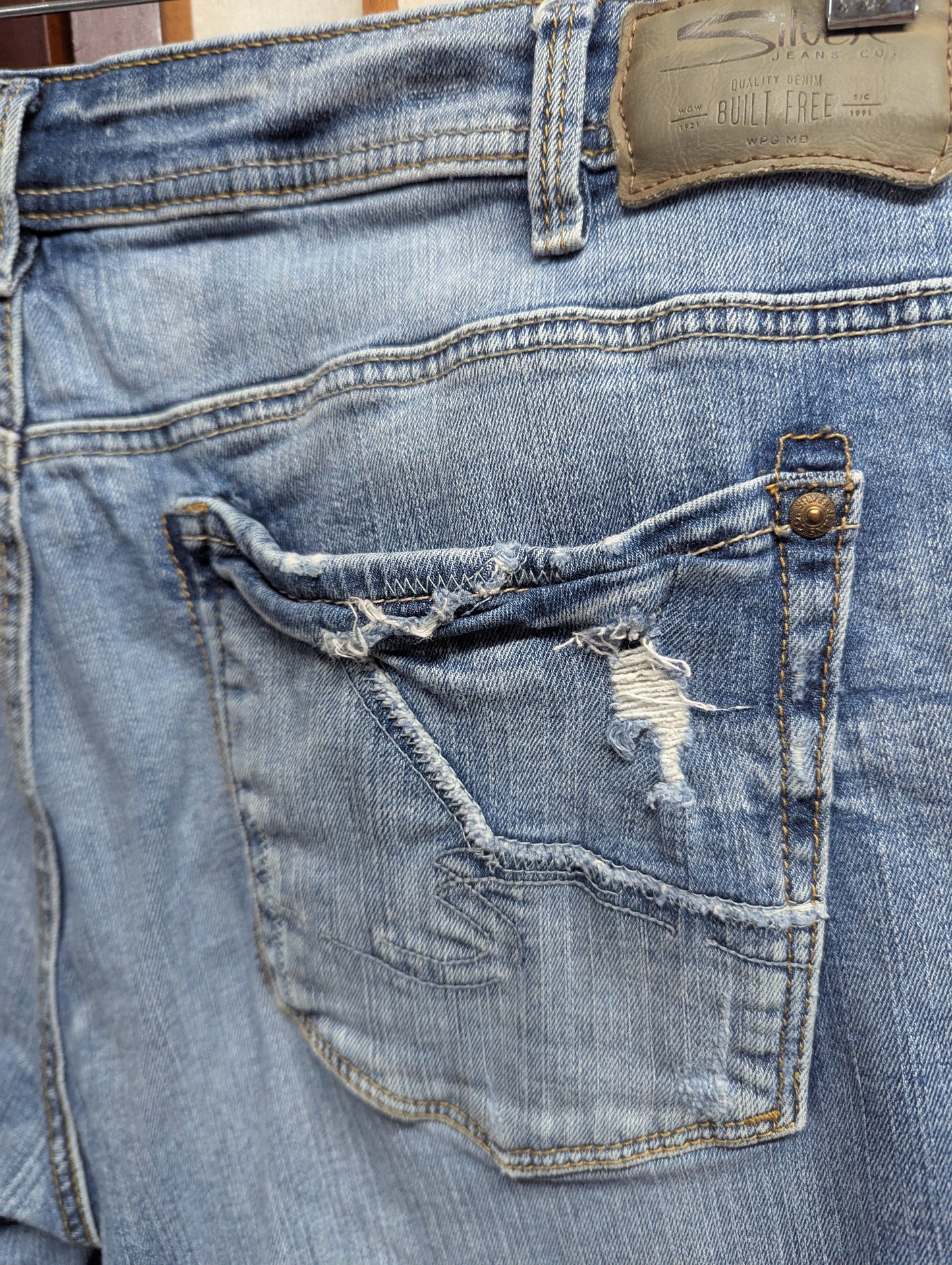 Silver Jeans Co Suki Mid Rise Capri Jeans Size 18/27 Distressed Stretch #A51