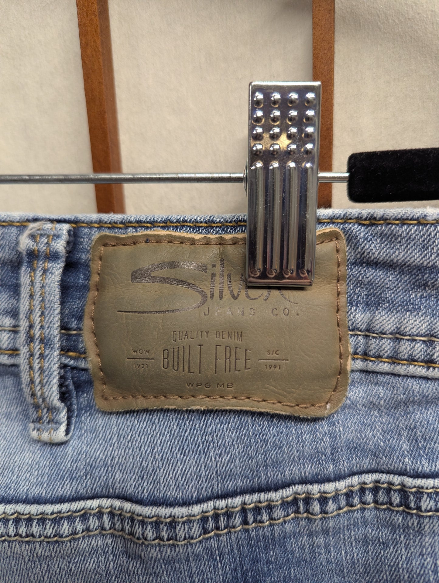Silver Jeans Co Suki Mid Rise Capri Jeans Size 18/27 Distressed Stretch #A51