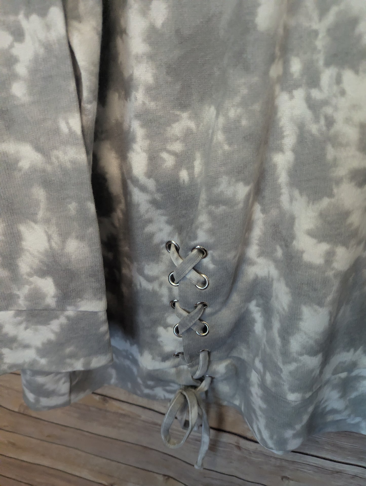 Livi Active Plus Size 26/28 Tie Dye Tunic Top NWT Gray Lace-Up Hem Soft Casual