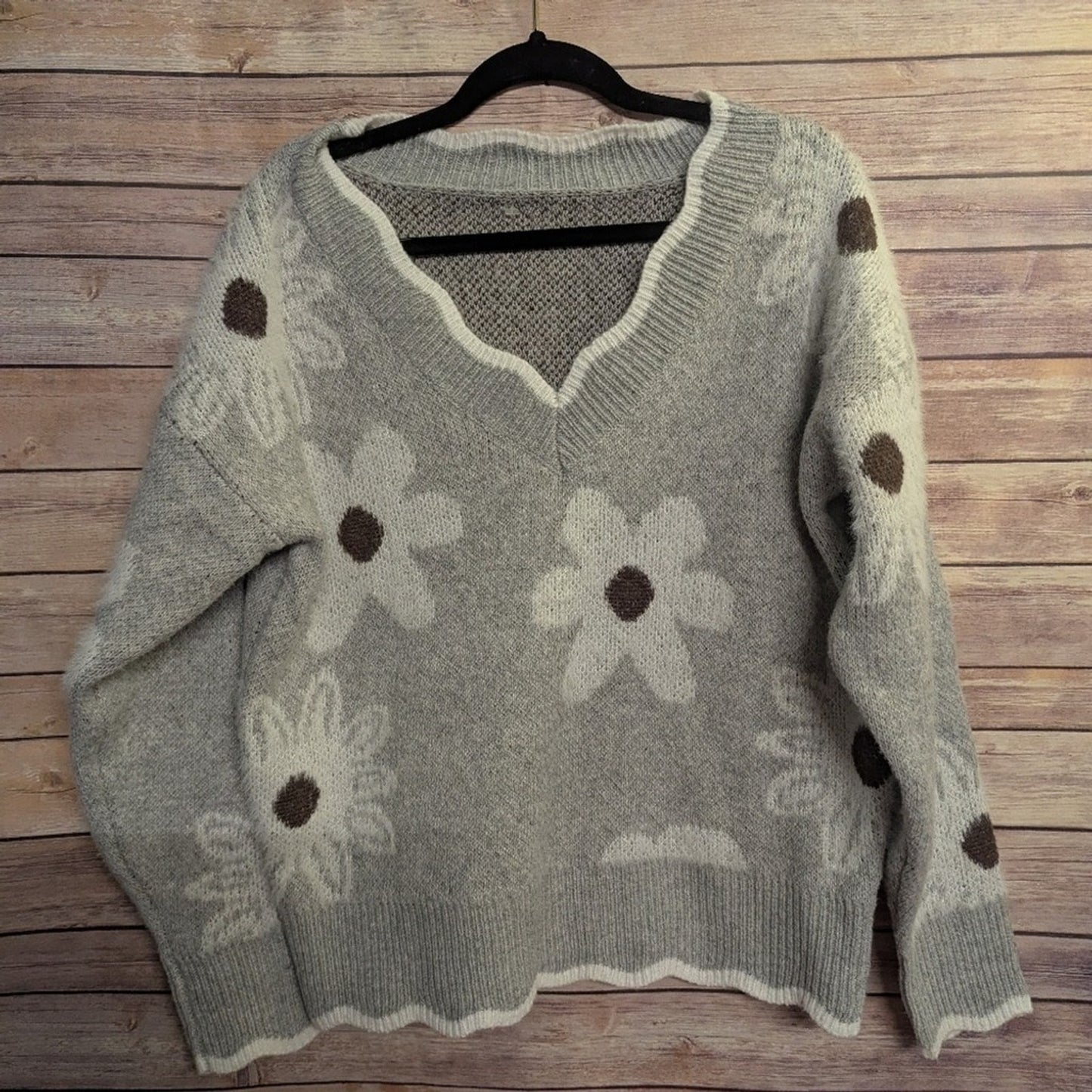 NWT Floral Knit V-Neck Sweater – Gray Daisy Print Pullover – Size Medium