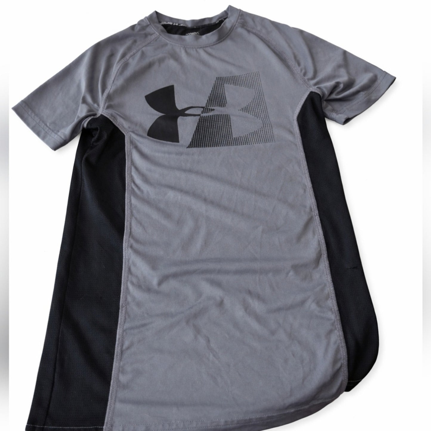 Under Armour Men's Two-Tone Athletic TeeUnder Armour Boys 6/7 Gray & Black. C36