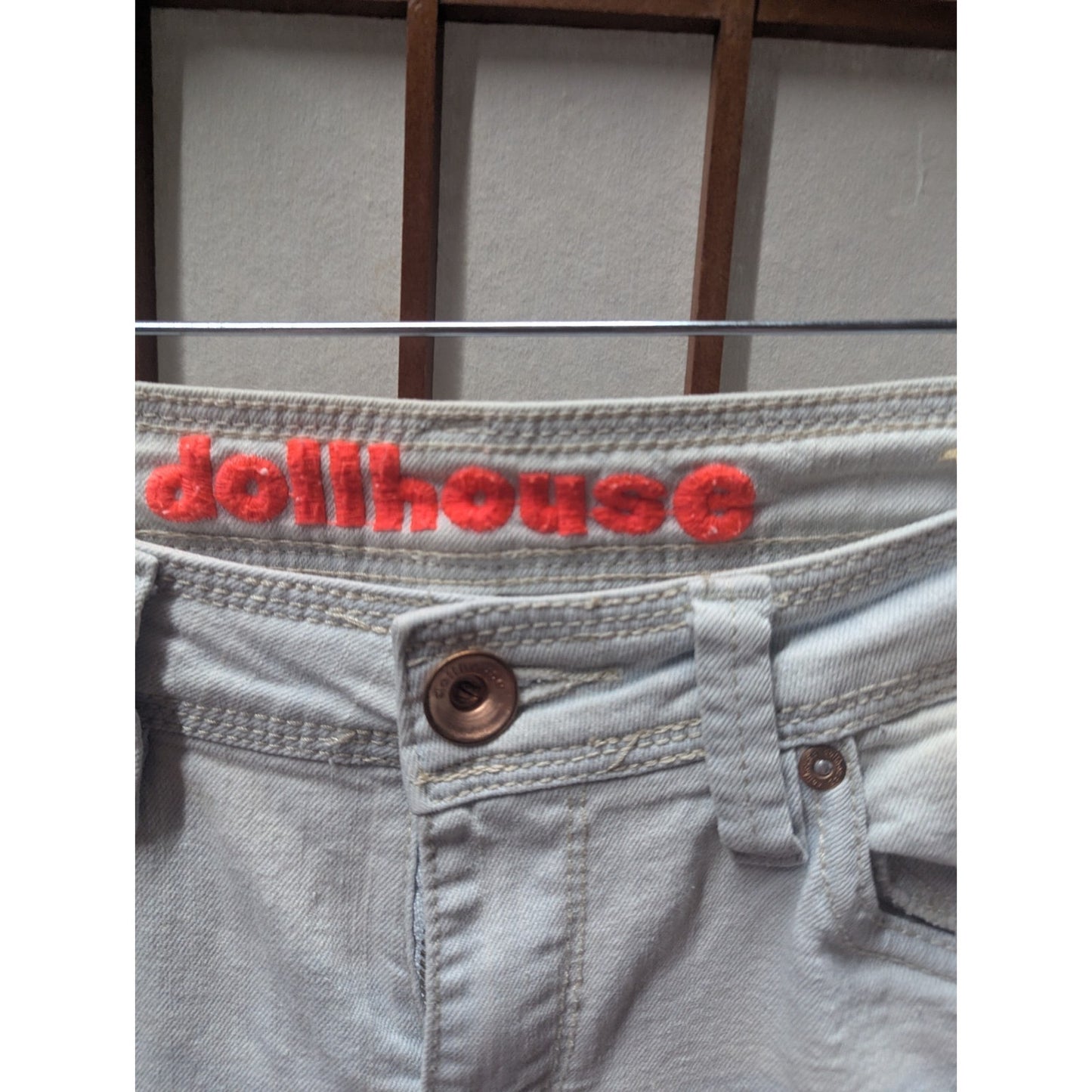 Dollhouse Light Wash Distressed Cropped Jeans Women’s Denim Sz 9 Pants