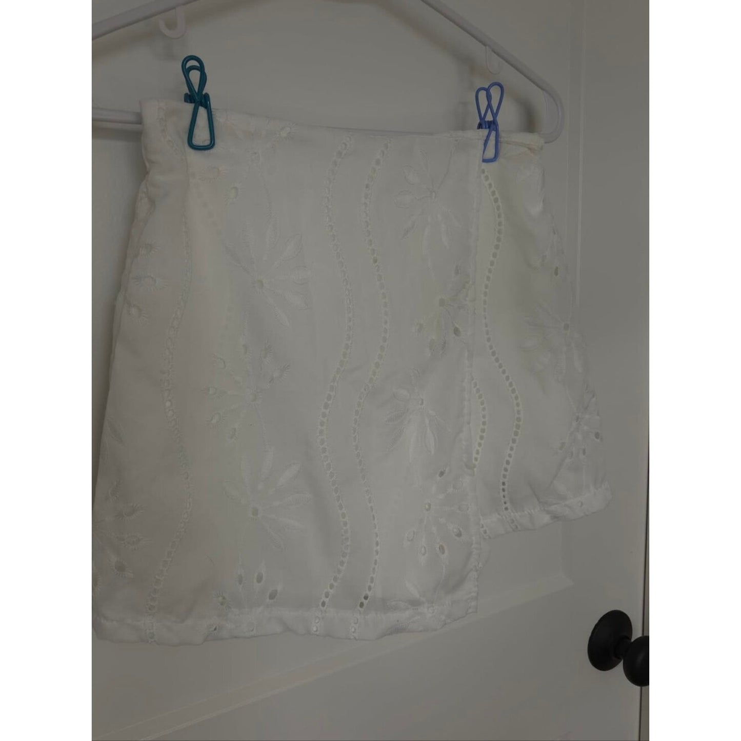 White Eyelet Skort Women’s Small Floral Embroidered Wrap Front Pull On Shorts