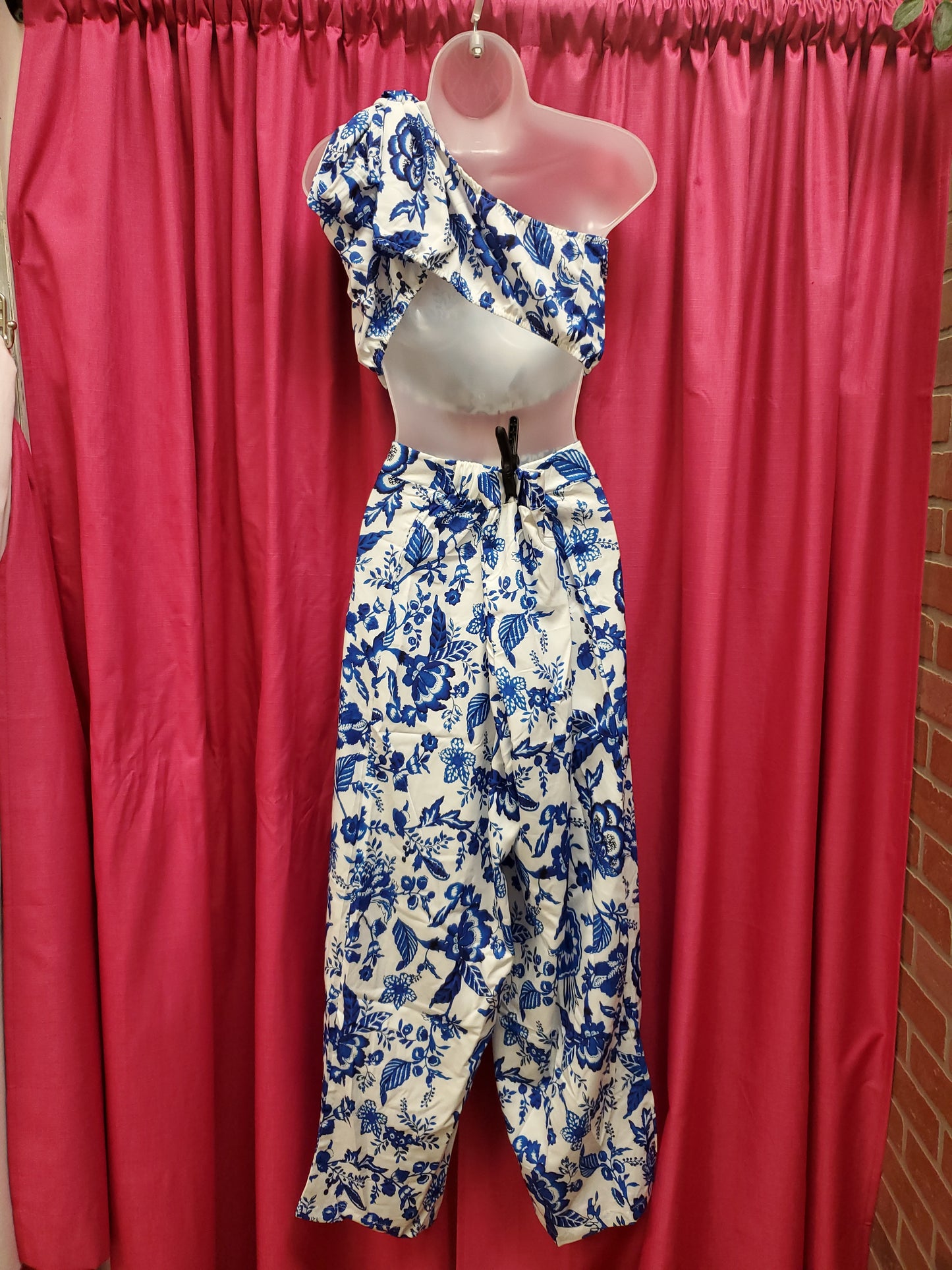 Blue & White Floral Two Piece Set. Size 1XL Curvy. #105