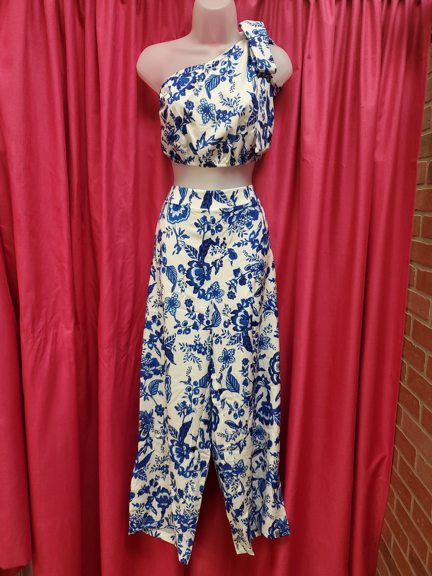 Blue & White Floral Two Piece Set. Size 1XL Curvy. #105